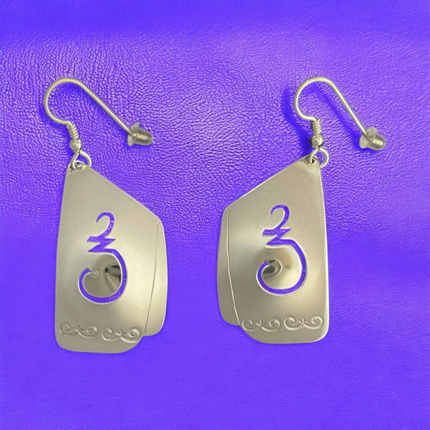 E'pit (woman) peak cap earrings